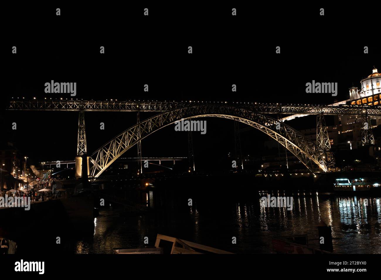 Nachtansicht auf die beleuchtete Dom Luis I Brücke in Porto, Portugal Stockfoto