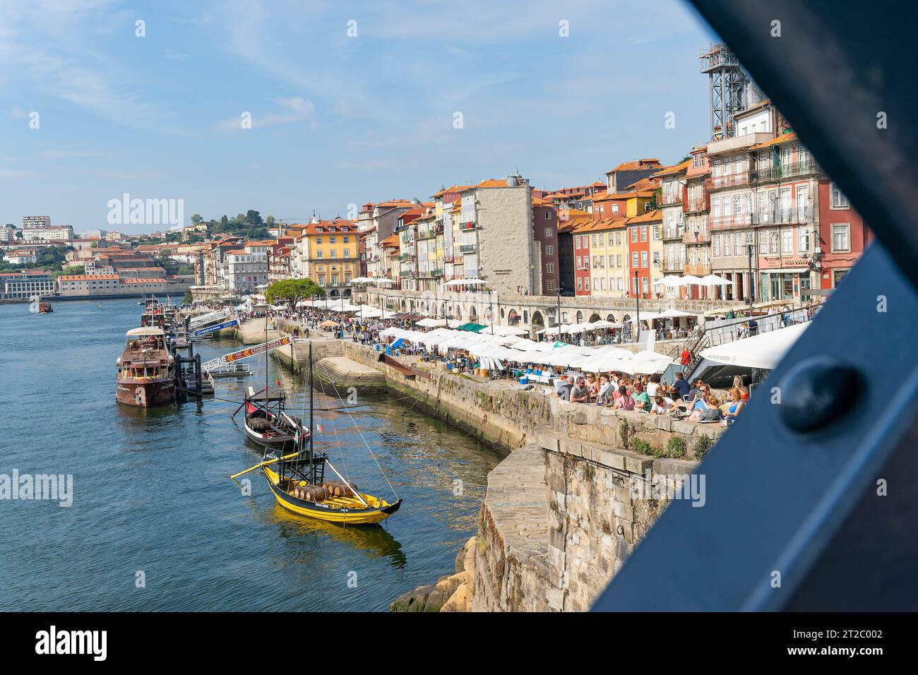 Farbenfrohe Häuser und Boote am Fluss im historischen Zentrum von Porto, Portugal Stockfoto