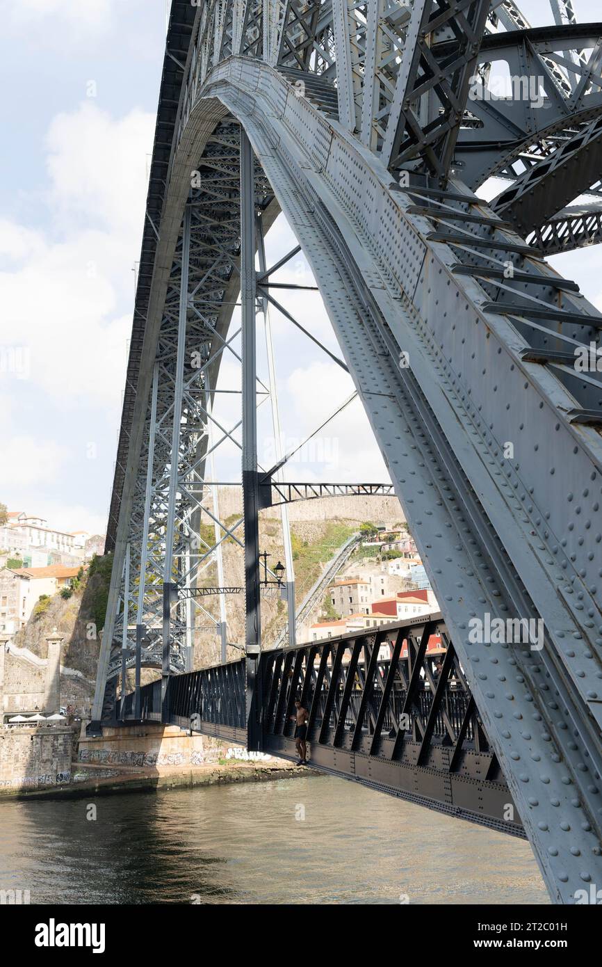 Ikonische Stahlbrücke über den Fluss Douro im historischen Porto, Portugal Stockfoto