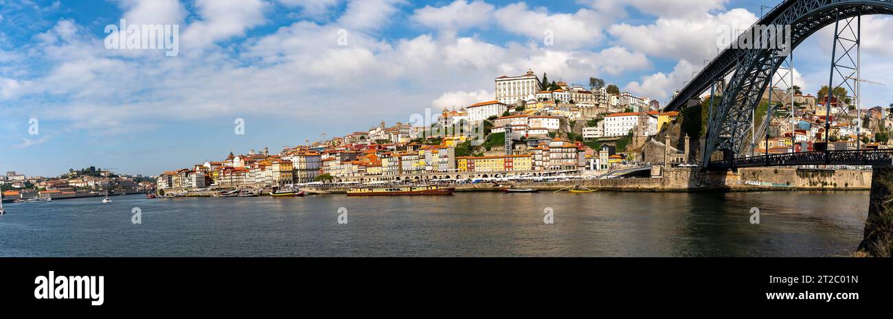Panoramablick auf Portos farbenfrohe Gebäude am Fluss und die Dom Luis I Brücke Stockfoto