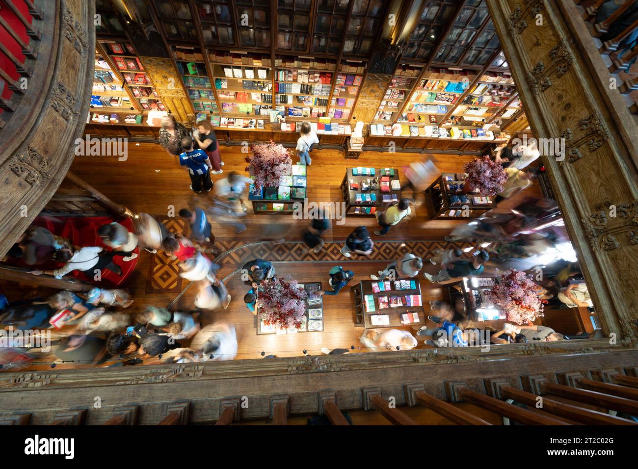 Das Innere einer überfüllten historischen Buchhandlung Livraria Lello in Porto, Portugal Stockfoto