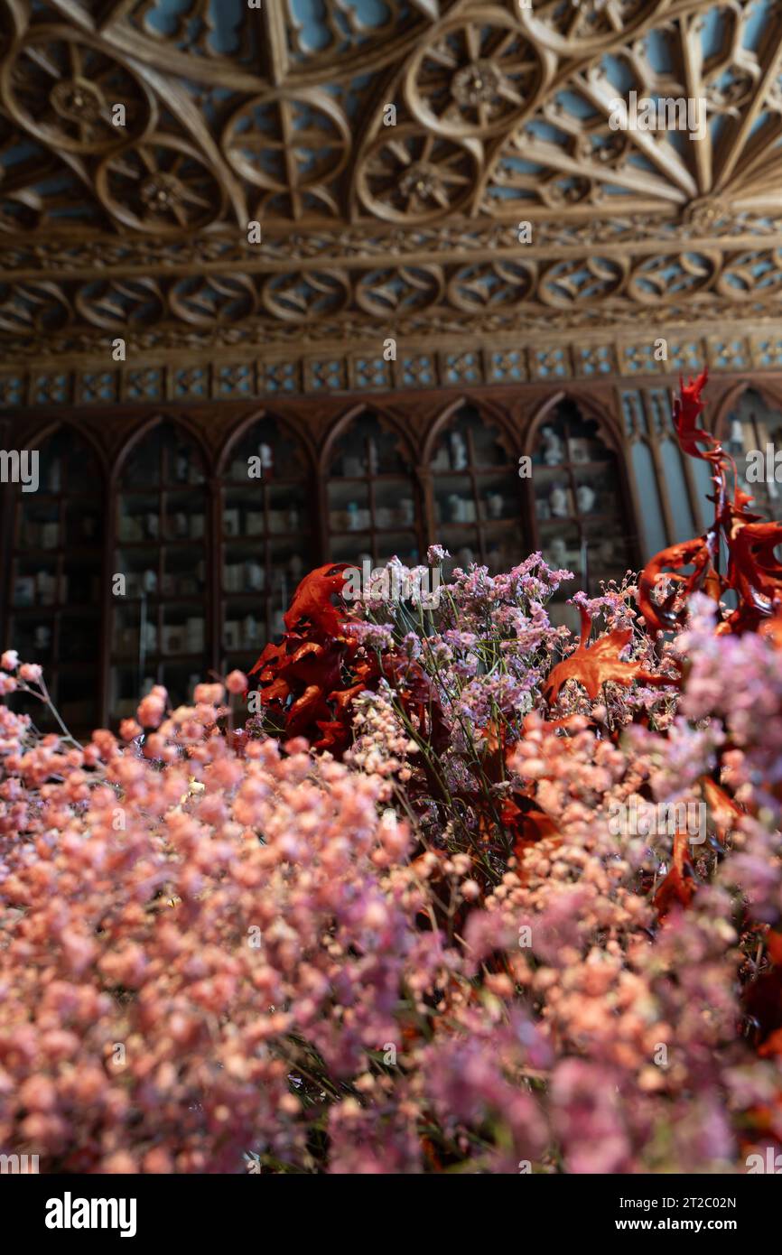 Verzierte architektonische Details mit farbenfroher Blumendekoration Stockfoto