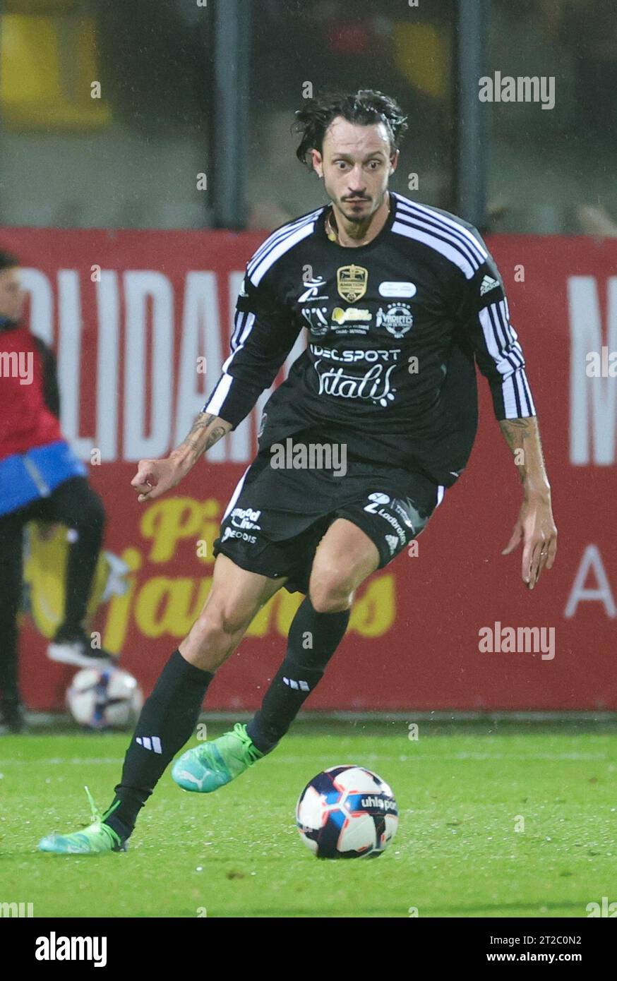 Calais, Frankreich. Oktober 2023. Romeo Elvis von VCL wurde in Aktion während eines Gala-Fußballspiels zwischen Variety Club France mit verschiedenen Persönlichkeiten und einer Mannschaft von Calais für den Verein Les Pieces Jaunes am Mittwoch, den 18. Oktober 2023, in Calais, Frankreich gezeigt. Belgian Hazard gab letzte Woche seinen Rücktritt bekannt. BELGA PHOTO VIRGINIE LEFOUR Credit: Belga News Agency/Alamy Live News Stockfoto Calais, Frankreich. Oktober 2023. Romeo Elvis von VCL wurde in Aktion während eines Gala-Fußballspiels zwischen Variety Club France mit verschiedenen Persönlichkeiten und einer Mannschaft von Calais für den Verein Les Pieces Jaunes am Mittwoch, den 18. Oktober 2023, in Calais, Frankreich gezeigt. Belgian Hazard gab letzte Woche seinen Rücktritt bekannt. BELGA PHOTO VIRGINIE LEFOUR Credit: Belga News Agency/Alamy Live News Stockfoto