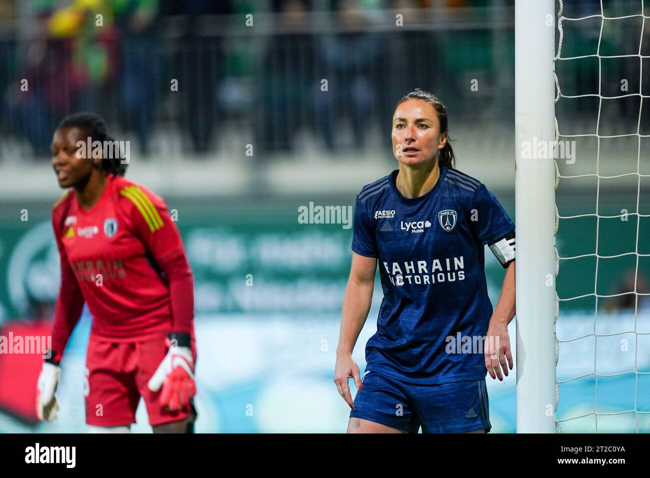 Wolfsburg, Deutschland. Oktober 2023. Wolfsburg, Deutschland, 18. Oktober 2023: Captain Gaetane Thiney (17 Paris) sieht beim zweiten Ausscheidungsspiel der UEFA Womens Champions League Runde 2 zwischen VFL Wolfsburg und Paris FC im AOK Stadion in Wolfsburg an. (Daniela Porcelli/SPP) Credit: SPP Sport Press Photo. /Alamy Live News Stockfoto