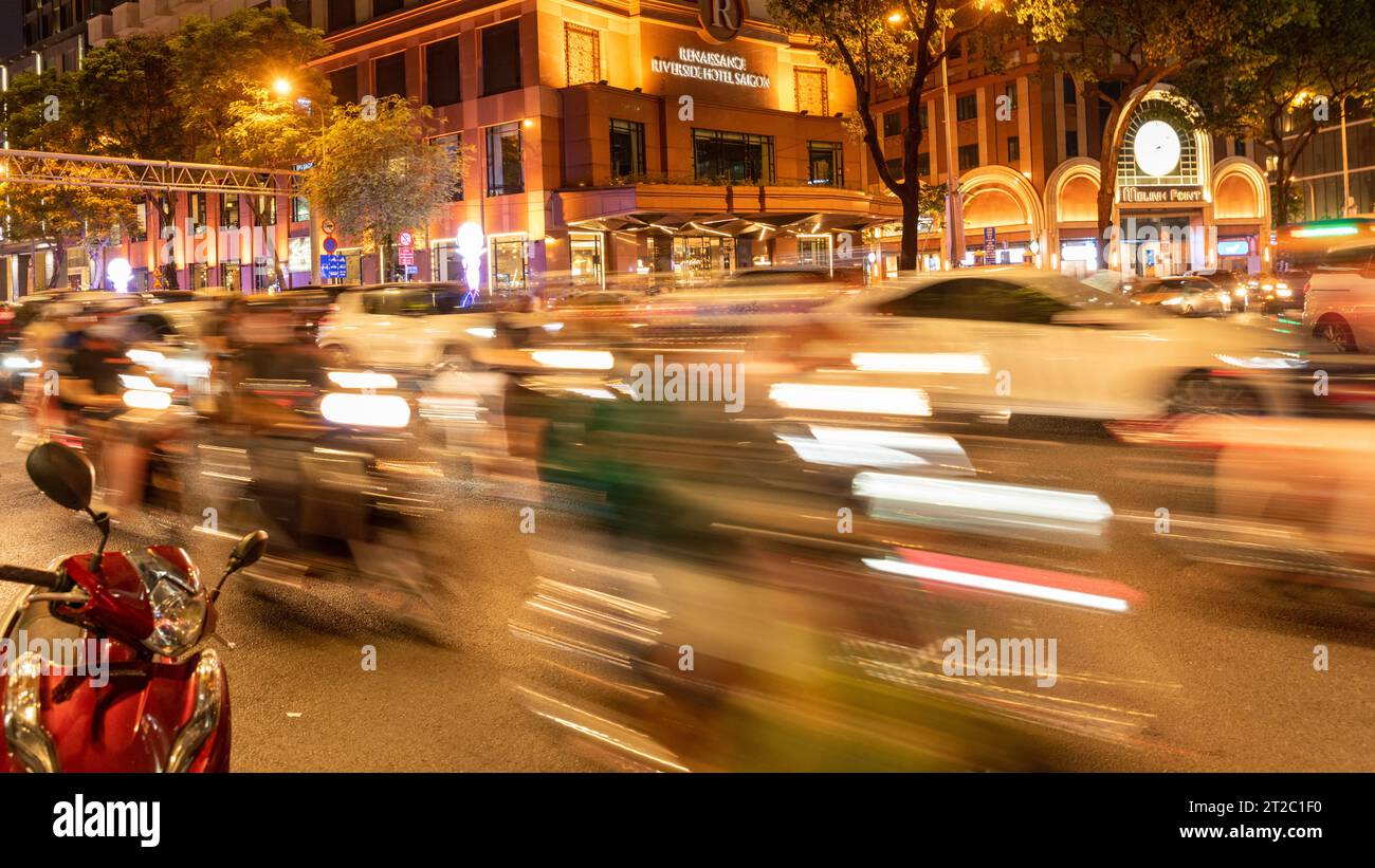 Motorroller in der Nacht in Saigon City, Vietnam Stockfoto