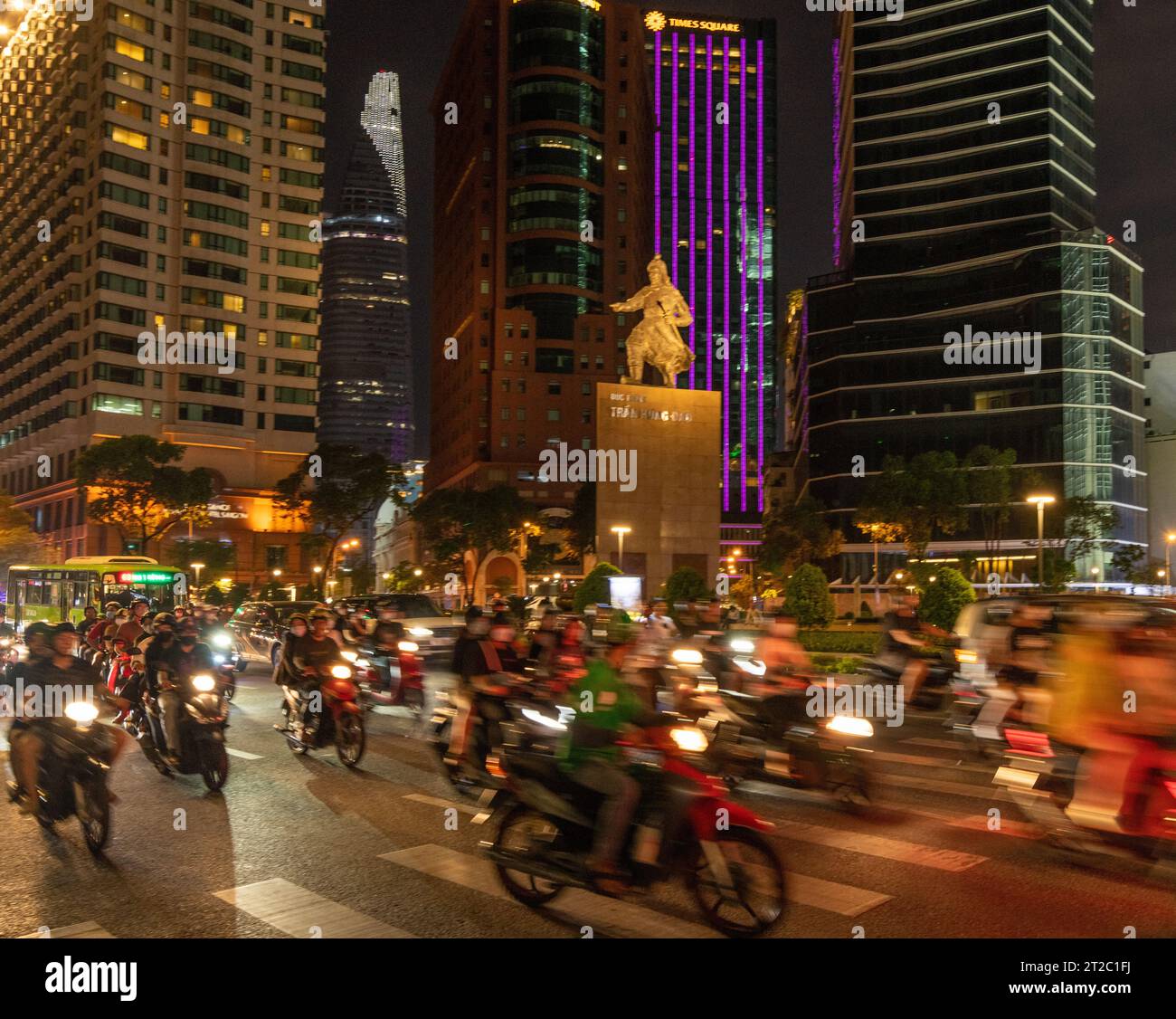 Motorroller in der Nacht in Saigon City, Vietnam Stockfoto