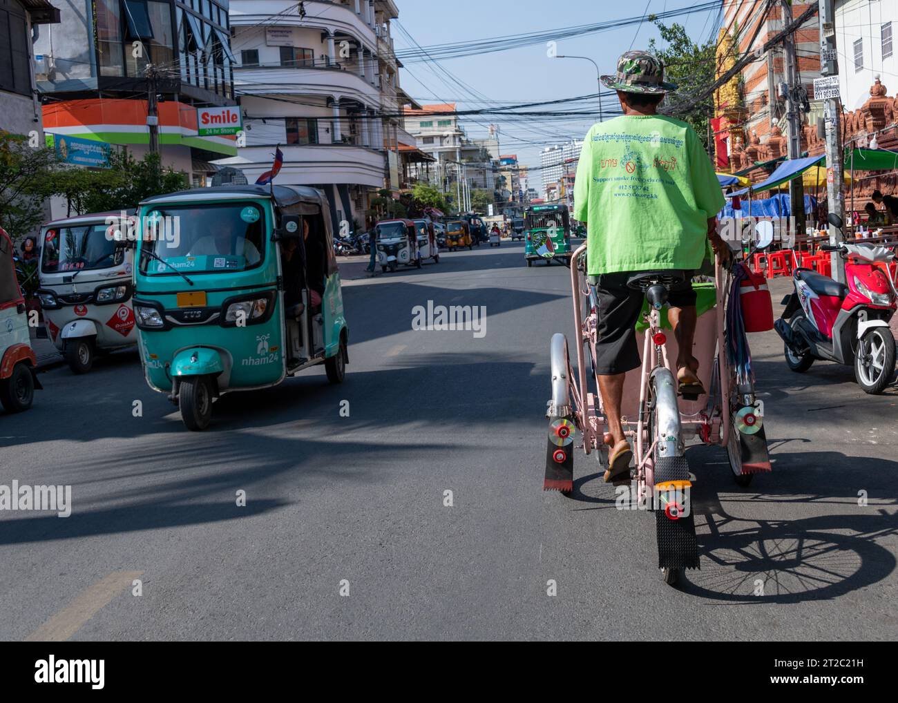 Radfahren mit der Rikscha in Phnom Penh Kambodscha Stockfoto