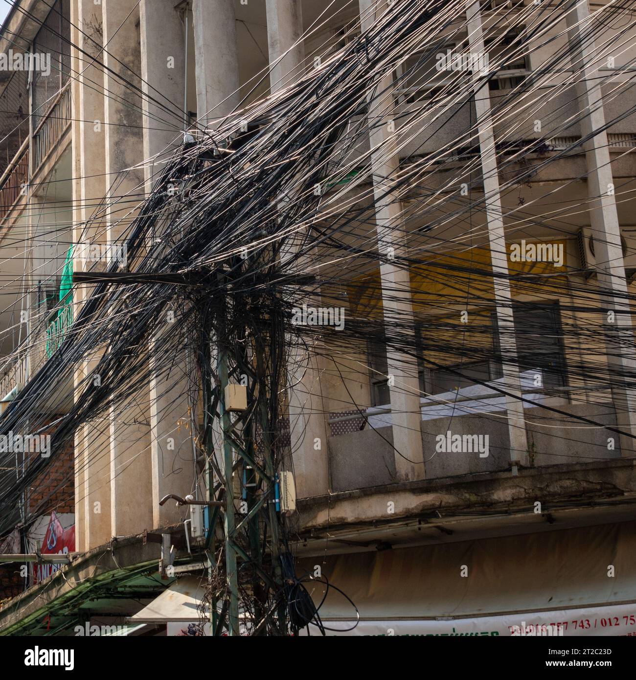 Elektrokabel in der Straße, Phnom Penh, Kambodscha Stockfoto