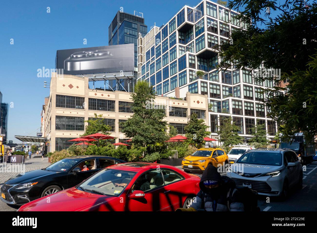 An der Kreuzung von Ninth Ave. Und W. 14th St. im Meatpacking District befinden sich moderne futuristische Gebäude, 2023, New York City, USA Stockfoto