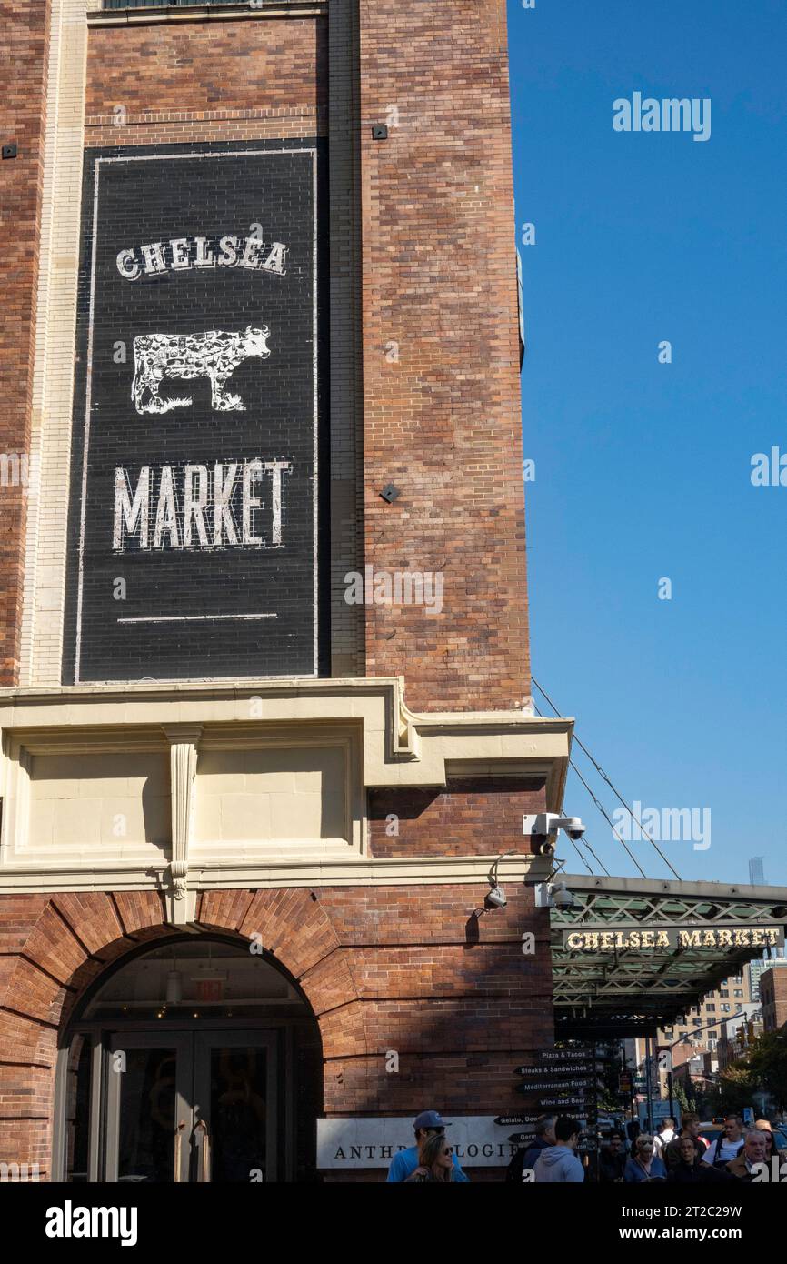 Chelsea Market ist eine Gastronomie und ein Einkaufszentrum. Gelegen an der Ninth Avenue im historischen Viertel Gansevoort Market, 2023, New York City, USA. Stockfoto