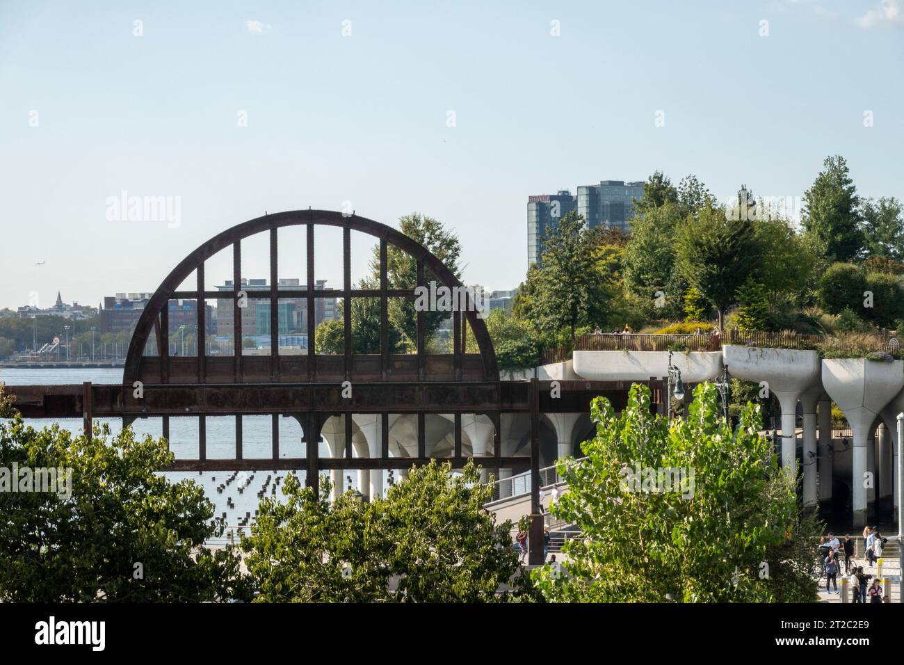 Little Island ist eine einzigartige urbane Oase im Hudson River Park Area, 2023, New York City, USA Stockfoto