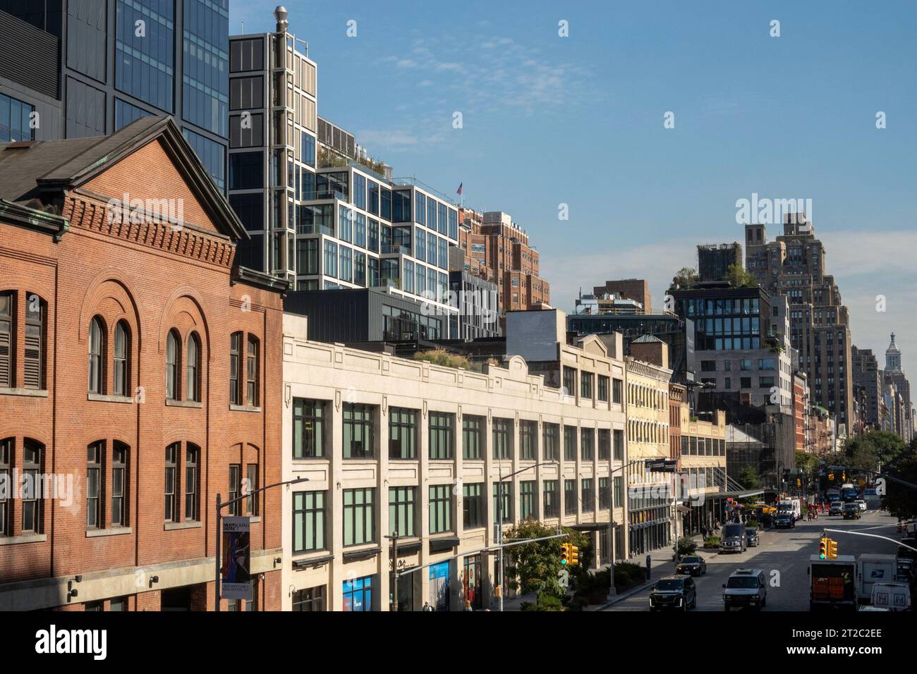 Gebäude entlang der W. 14th St., im Fleischverpackungsviertel, von der Highline aus gesehen, 2023, New York City, USA Stockfoto