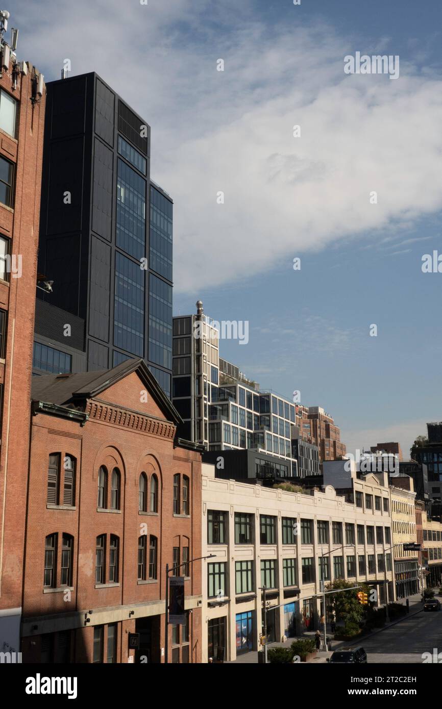 Gebäude entlang der W. 14th St., im Fleischverpackungsviertel, von der Highline aus gesehen, 2023, New York City, USA Stockfoto