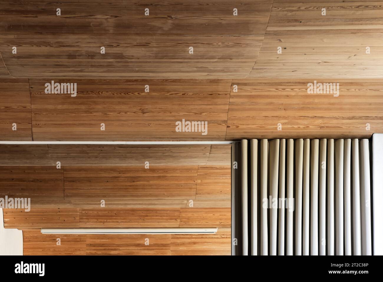 Abstrakte, moderne Zimmerdetails, weißer Vorhang an Holzdecke, Architekturhintergrund Stockfoto
