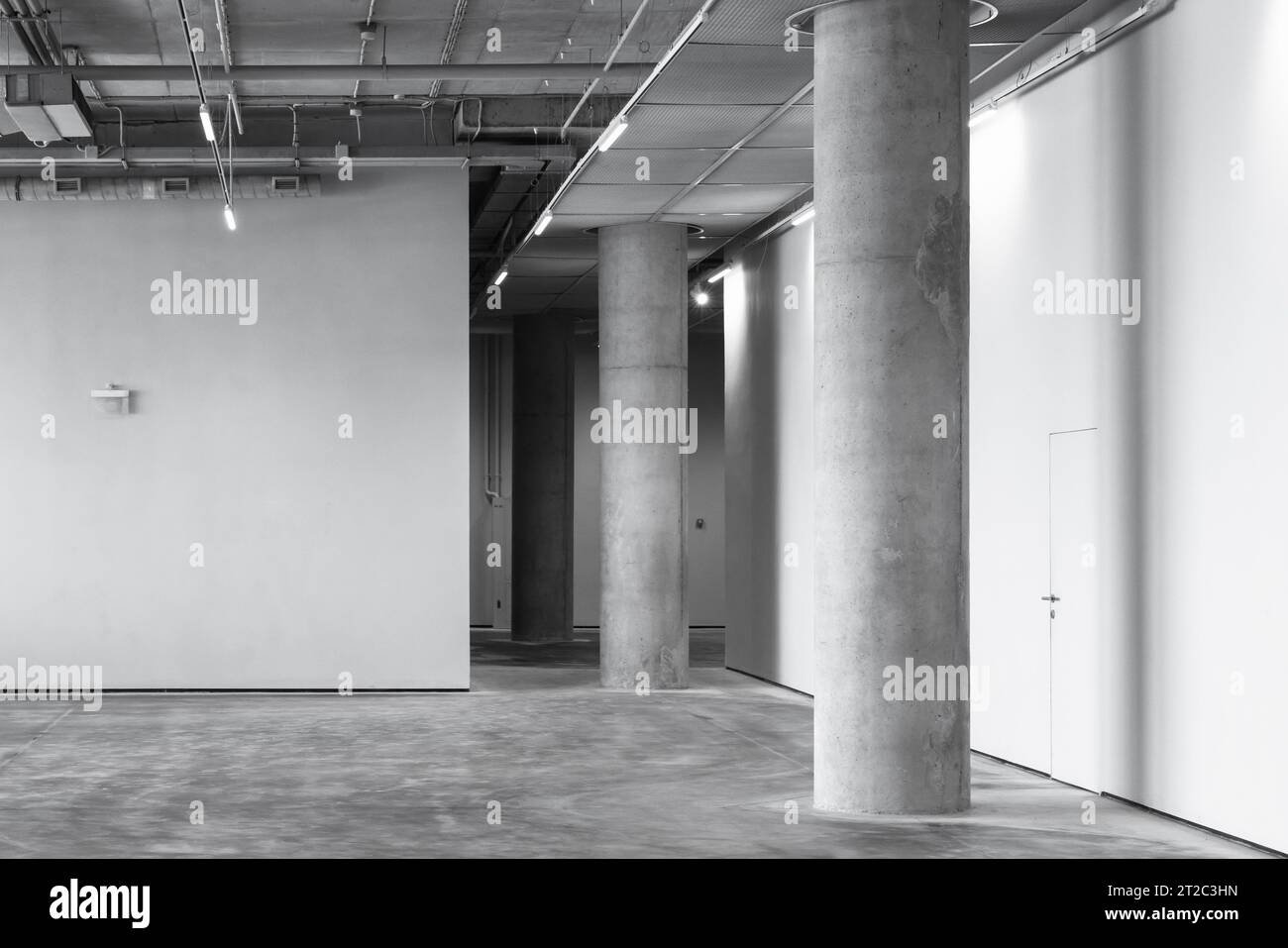 Leeres industrielles Interieur mit Betonsäule und Neonlichtern, Hintergrundfoto abstrakter moderner Architektur Stockfoto