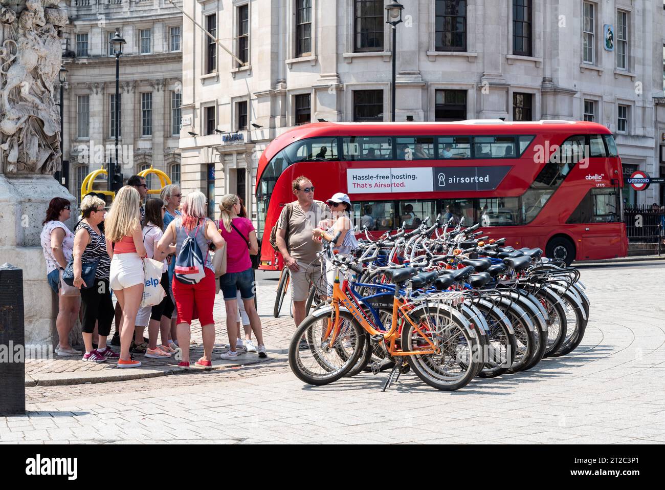 Fat Tire Bike Tours Touristen halten in der Nähe des Trafalgar Square, London, Großbritannien. Tourgruppe von Radfahrern am Charing Cross mit rotem Londoner Bus Stockfoto