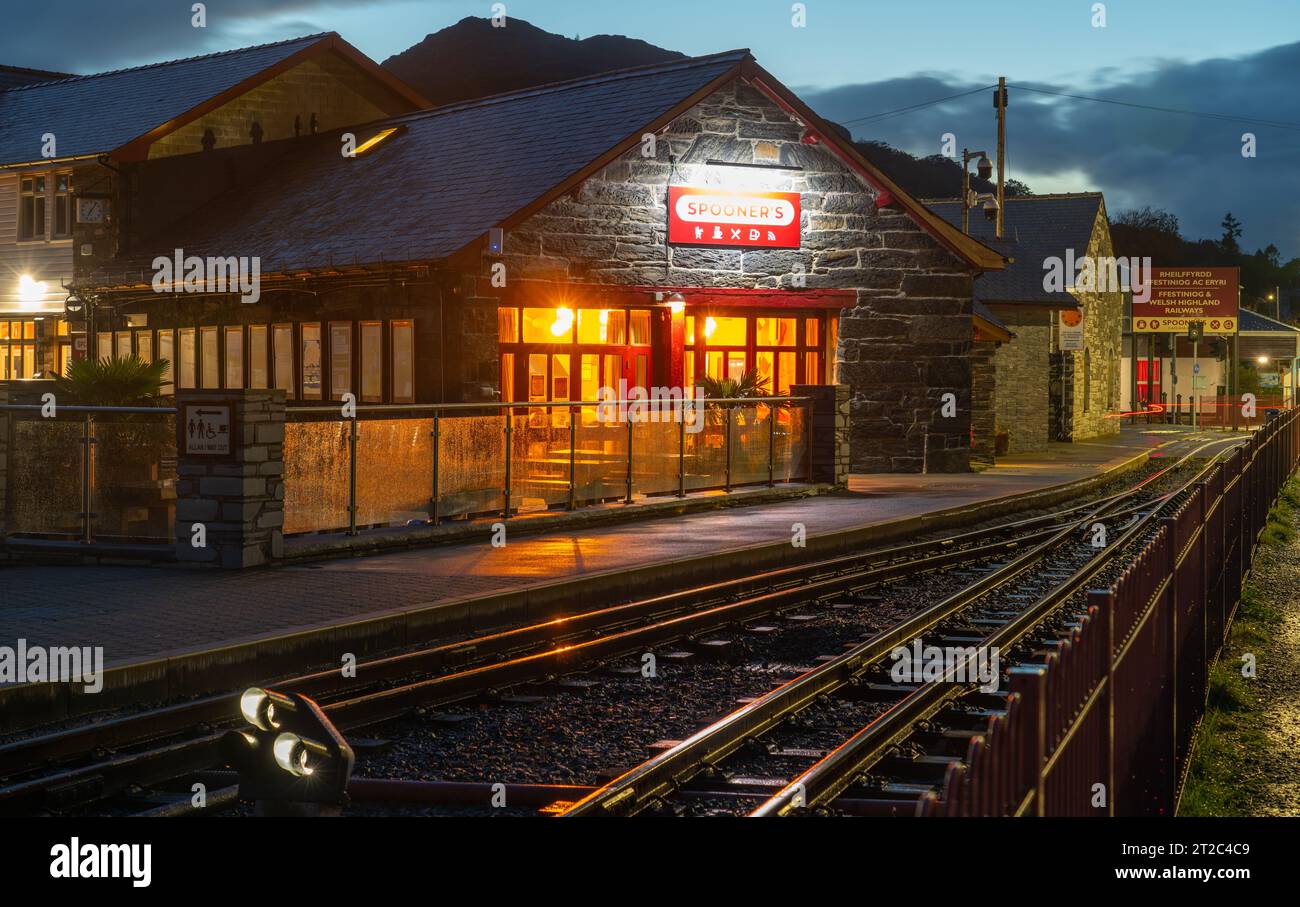 Spooners Cafe Bar and Grill, Bahnhof Porthmadog Harbour, Gwynedd, Nordwales. Bild im Oktober 2023. Stockfoto