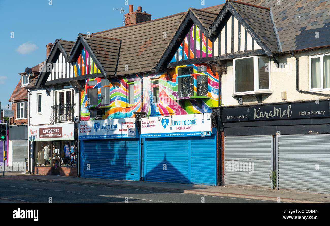 Pawprints Shop und Love to Care Office in New Chester Road, New Ferry, Birkenhead, Wirral. Aufnahme im September 2023. Stockfoto