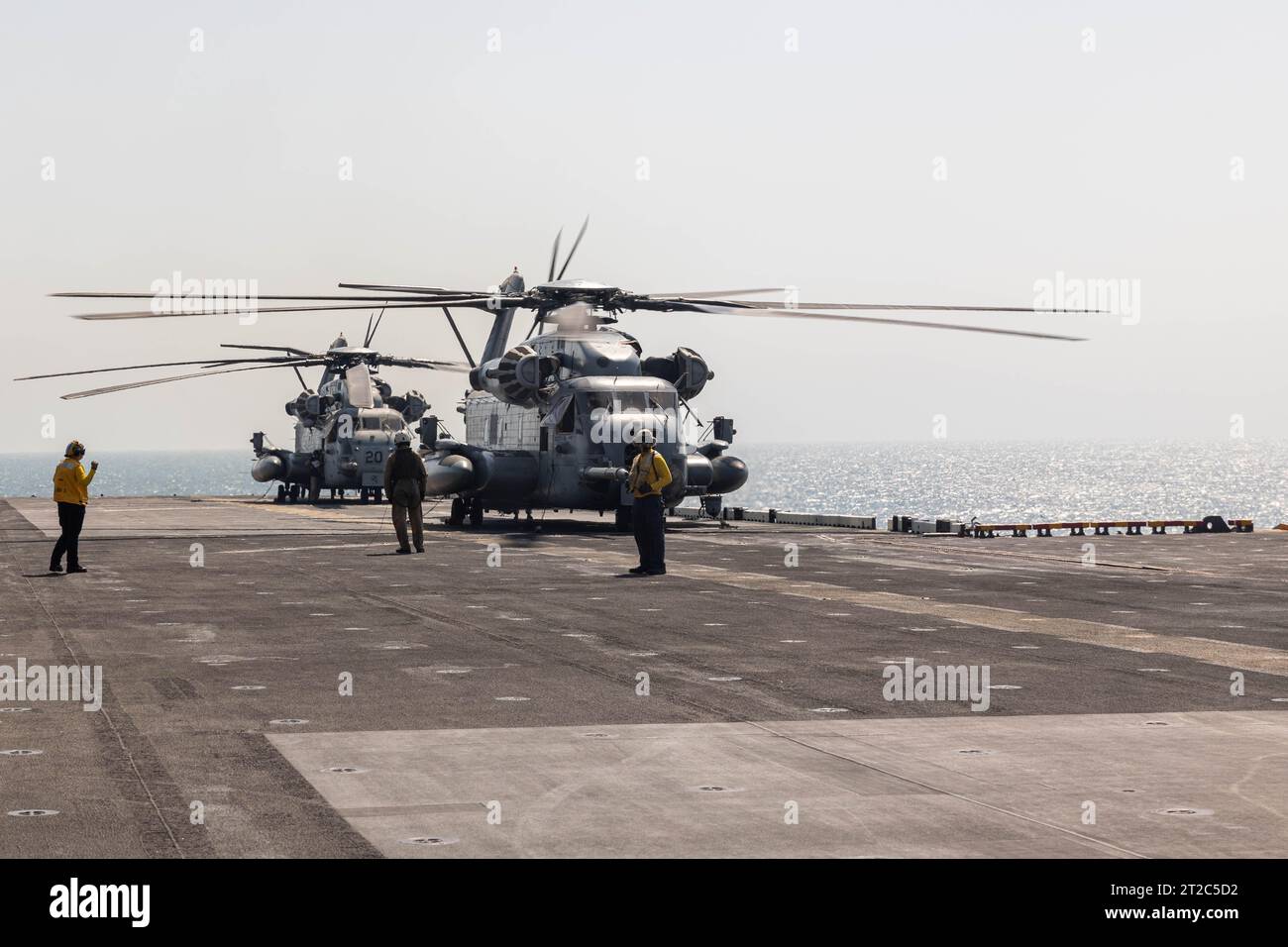 Zwei CH-53E Superhengste bereiten sich auf den Start von der USS Bataan im Persischen Golf vor, am 7. Oktober 2023. Foto von Sgt. Matthew Romonoyske-Bean Stockfoto