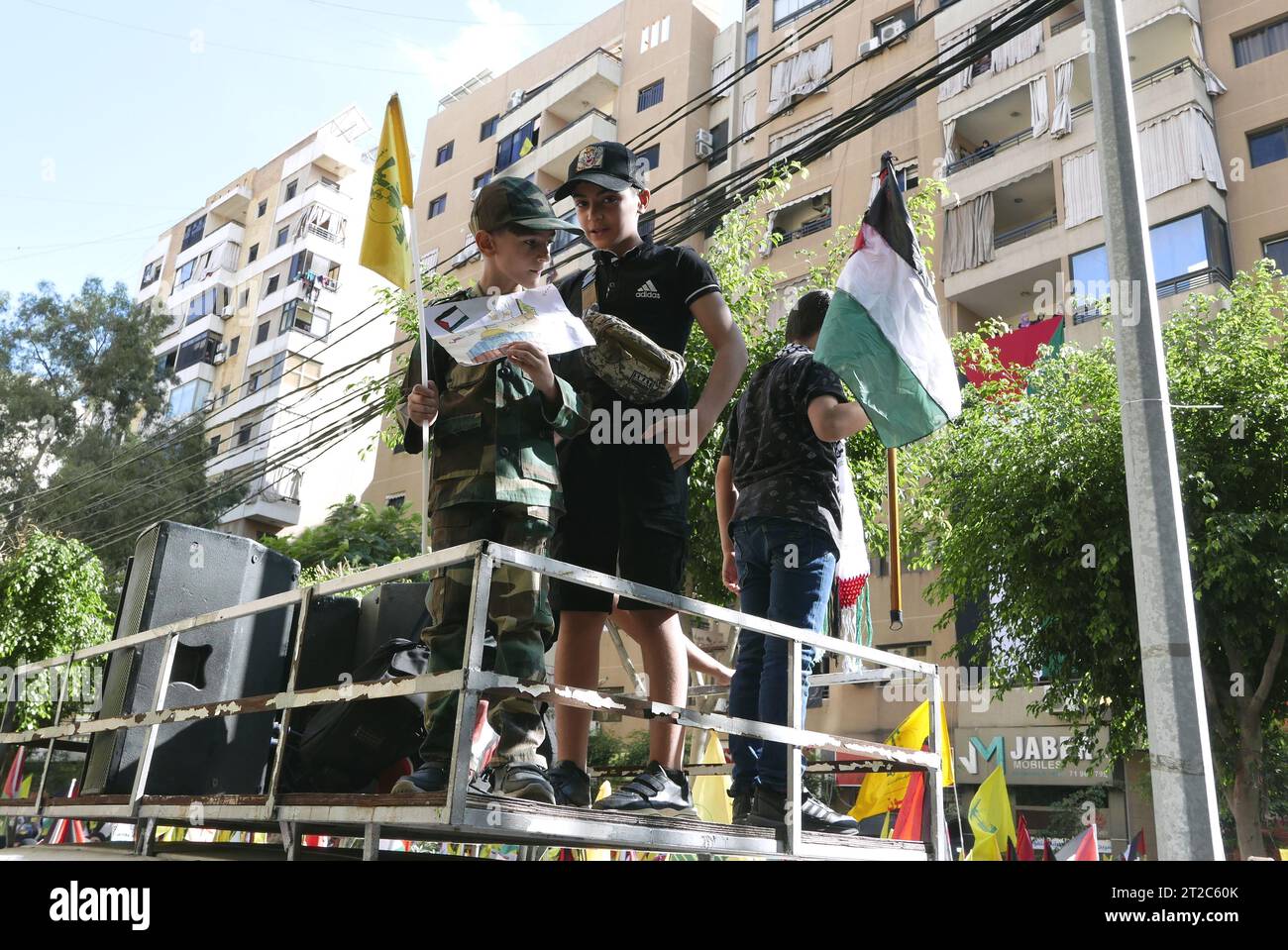 Beirut, Libanon. Oktober 2023. Tausende Anhänger der Hisbollah beteiligen sich an massiven Protesten gegen Israel, Beirut und den Libanon am 18. Oktober 2023. Die Menschen versammelten sich in Dahiyeh, den südlichen Vororten der Stadt, dem Hauptquartier der schiitischen Milizen. (Foto: Elisa Gestri/SIPA USA) Credit: SIPA USA/Alamy Live News Stockfoto