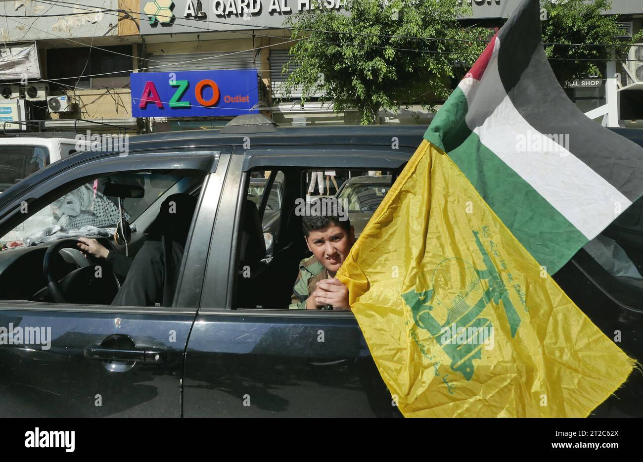 Beirut, Libanon. Oktober 2023. Tausende Anhänger der Hisbollah beteiligen sich an massiven Protesten gegen Israel, Beirut und den Libanon am 18. Oktober 2023. Die Menschen versammelten sich in Dahiyeh, den südlichen Vororten der Stadt, dem Hauptquartier der schiitischen Milizen. (Foto: Elisa Gestri/SIPA USA) Credit: SIPA USA/Alamy Live News Stockfoto