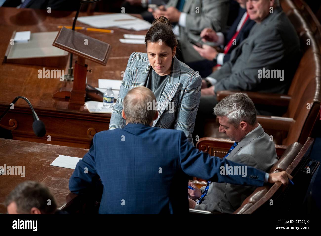 Elise Stefanik (Republikanerin von New York) spricht mit dem Sprecher des Repräsentantenhauses, dem Repräsentanten des Repräsentantenhauses Jim Jordan (Republikanerin von Ohio), der für das Repräsentantenhaus nominiert wurde, im US-Kapitol in Washington, DC. Mittwoch, 18. Oktober 2023. Das Repräsentantenhaus war ohne Redner, seit der Sprecher des Repräsentantenhauses Kevin McCarthy (Republikaner von Kalifornien) am 4. Oktober 2023 während einer von United Stat initiierten Abstimmung aus der Rednerschaft entlassen wurde Stockfoto