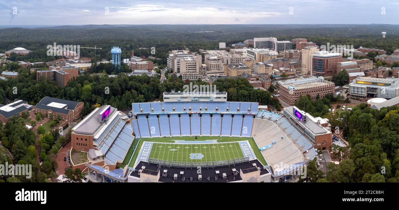 Chapel Hill, NC - 6. Oktober 2023: Skyline von Chapel Hill mit Kenan Stadium, Heimstadion der University of North Carolina Tar Heels. Stockfoto