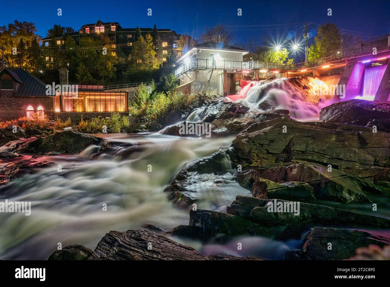 Die Bracebridge Falls und der Staudamm werden abends mit bunten Lichtern beleuchtet Stockfoto