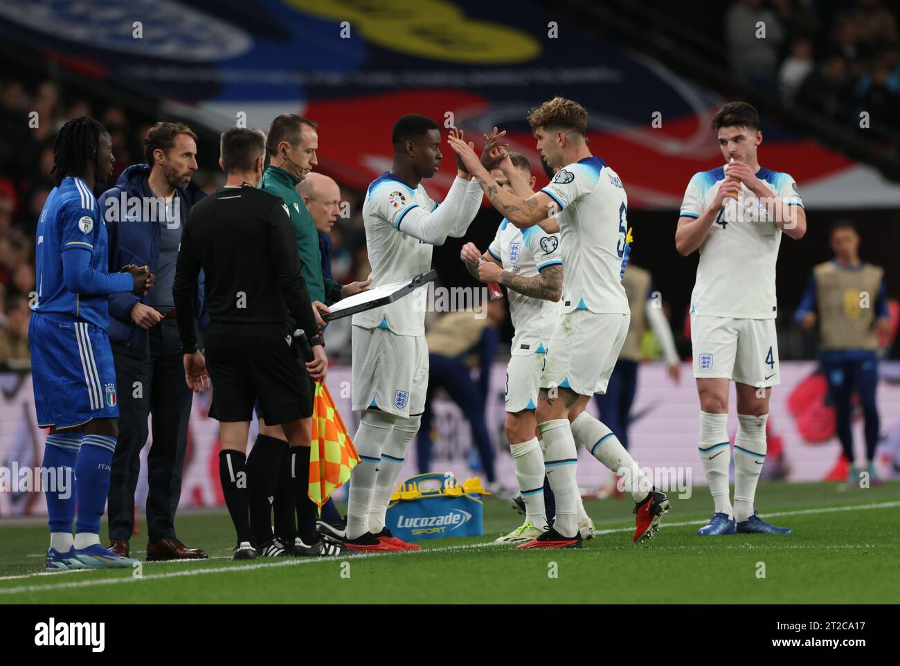 London, Großbritannien. Oktober 2023. John Stones (E) wurde am 17. Oktober 2023 durch Marc Guehi (E) beim Qualifikationsspiel England gegen Italien zur UEFA Euro 2024 im Wembley Stadium, London, Großbritannien, ersetzt. Quelle: Paul Marriott/Alamy Live News Stockfoto