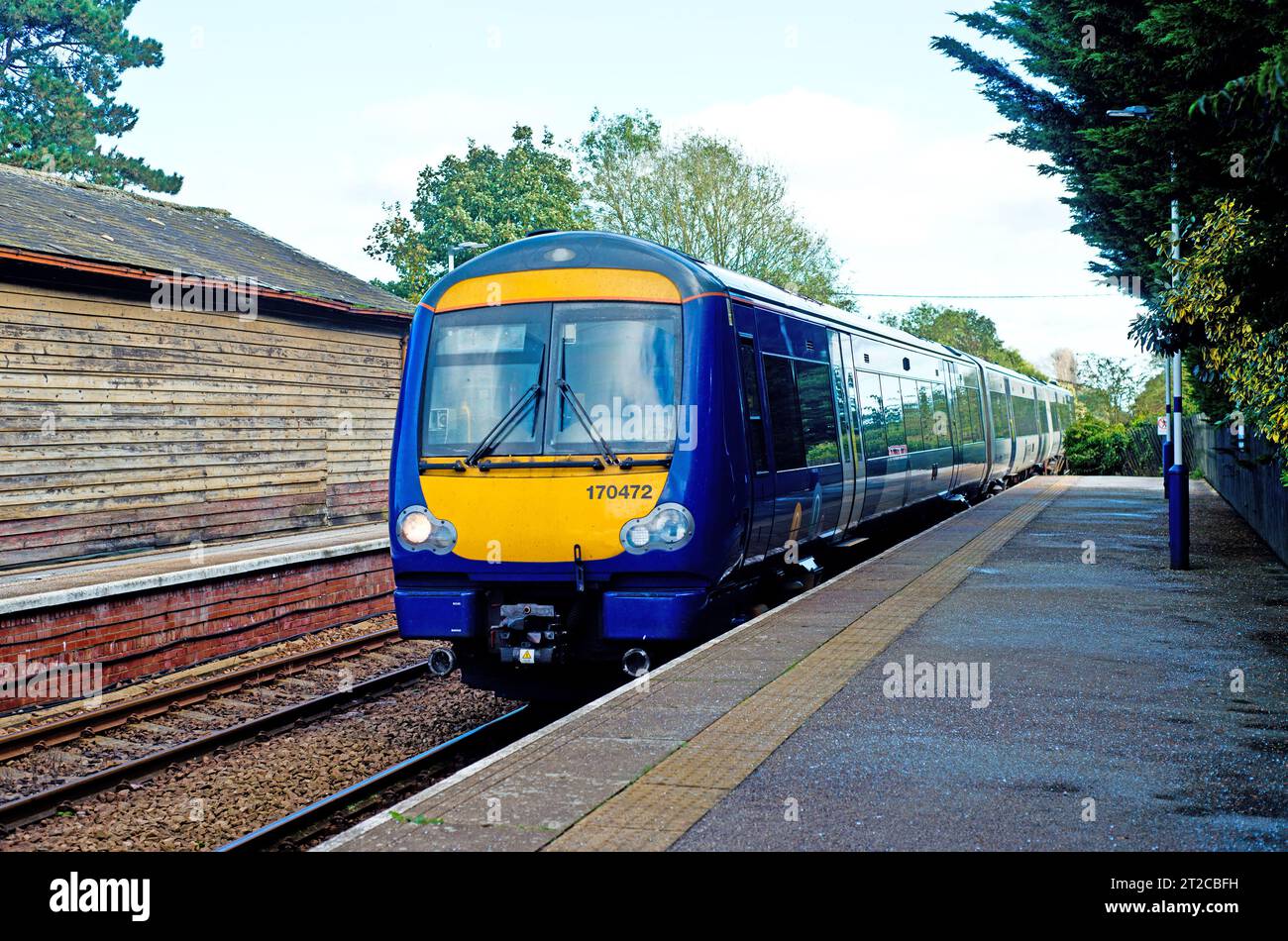 Klasse 170 fährt in den Bahnhof Cattal, North Yorkshire, England Stockfoto