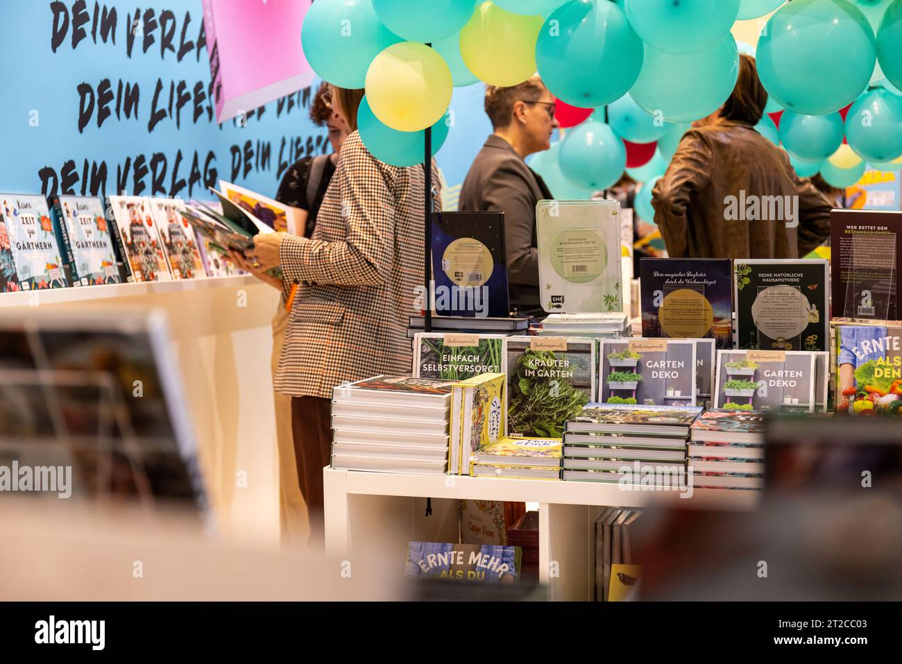 Frankfurt/Main, Deutschland. Oktober 2023. 75. Frankfurter Buchmesse / Frankfurter Buchmesse 2023: Stand des deutschen Verlags EMF (Edition Michael Fischer Verlag). Quelle: Christian Lademann/LademannMedia/Alamy Live News Stockfoto