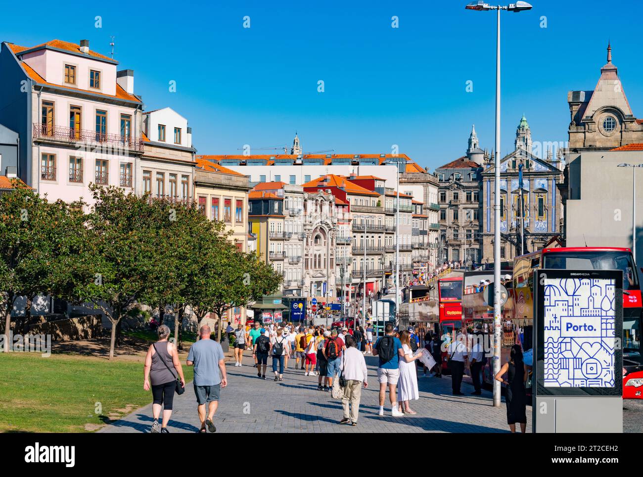 R. da Ribeira Negra, Abholort im Touristenbus, an der Kathedrale SE, Porto, Portugal Stockfoto