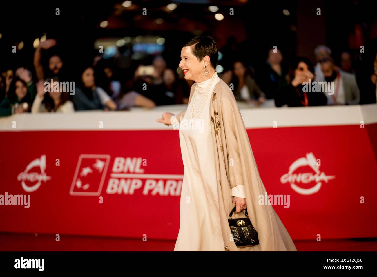 ROM, ITALIEN - 18. OKTOBER: Isabella Rossellini nimmt an der Eröffnungszeremonie Teil und „C'è Ancora Domani“ Roter Teppich des 18. ROM Filmfestivals im Auditor Stockfoto