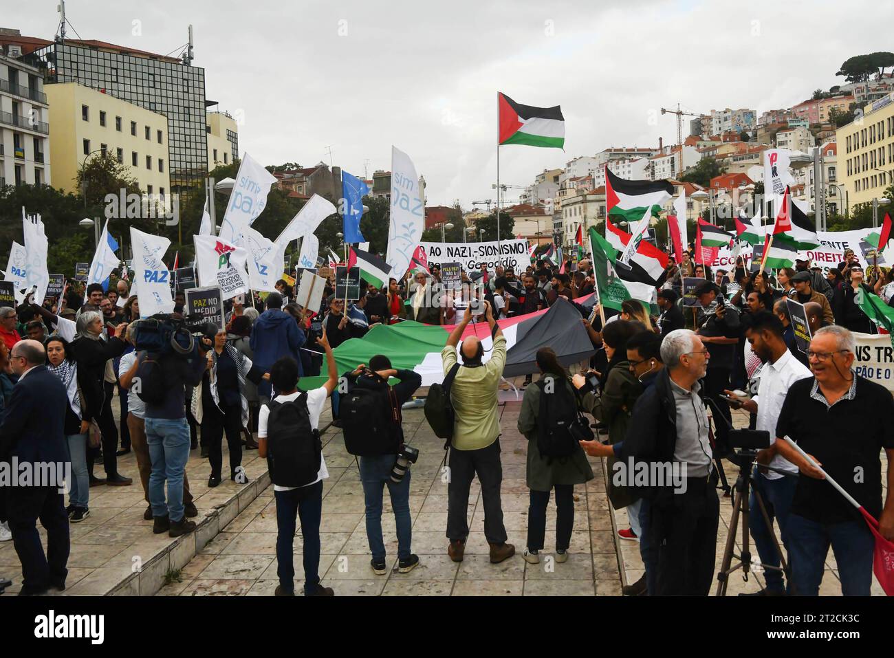 Lissabon, Portugal. Oktober 2023. Während einer Demonstration werden Aktivisten mit palästinensischen Flaggen und Plakaten gesehen. Die Kundgebung, die zu einem Waffenstillstand und zur Beendigung des israelisch-palästinensischen Konflikts aufrief, wurde vom portugiesischen Rat für Frieden und Zusammenarbeit und der Bewegung für die Rechte des palästinensischen Volkes organisiert. Quelle: SOPA Images Limited/Alamy Live News Stockfoto