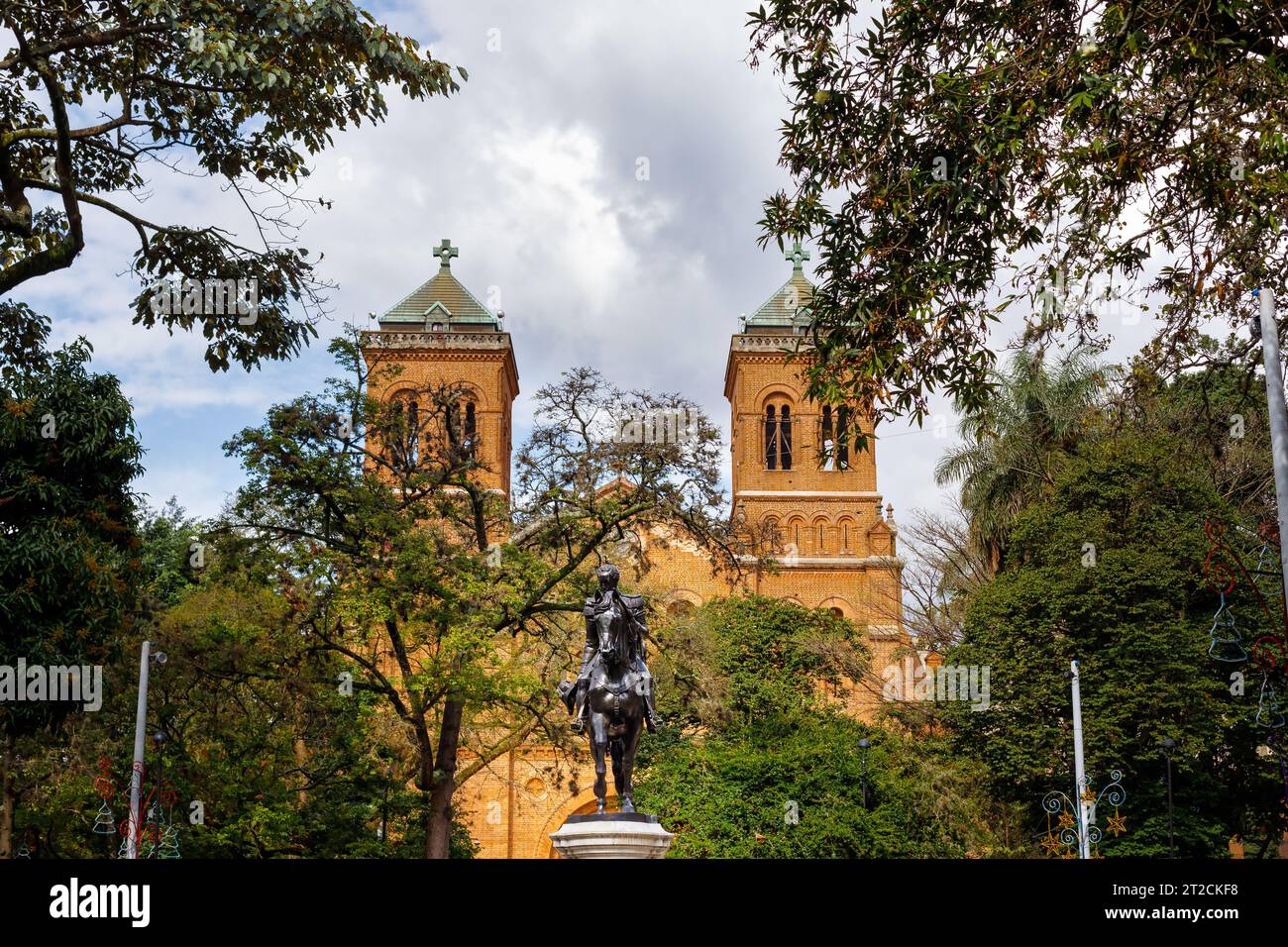 Medellin, Kolumbien - 10. Januar 2023: Menschen gehen vor der Medellin Kathedrale Stockfoto