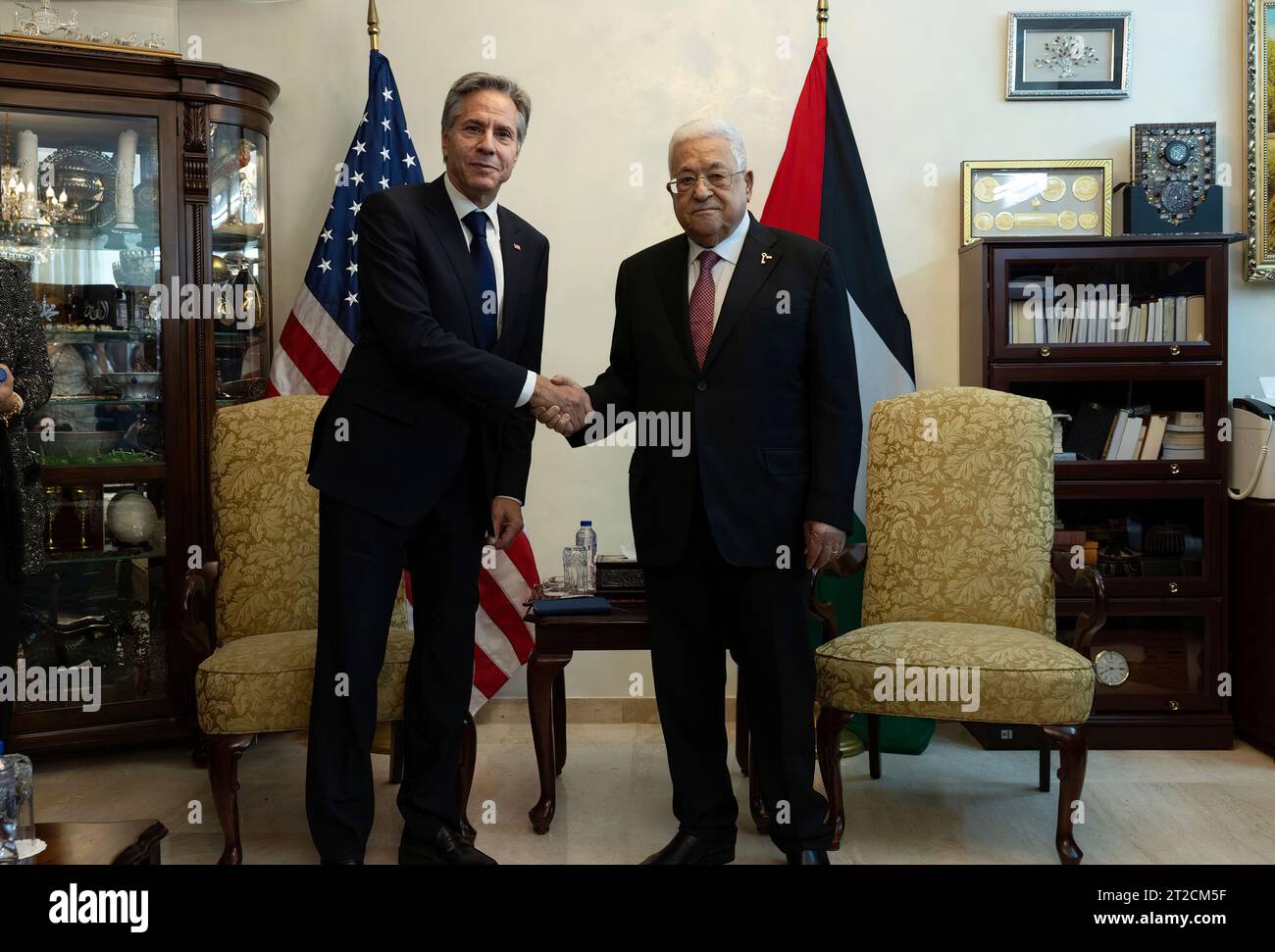 Außenminister Antony J. Blinken trifft sich am Freitag, den 13. Oktober 2023 in Amman mit dem palästinensischen Präsidenten Mahmud Abbas. [Foto des Außenministeriums von Chuck Kennedy/Public Domain] Stockfoto