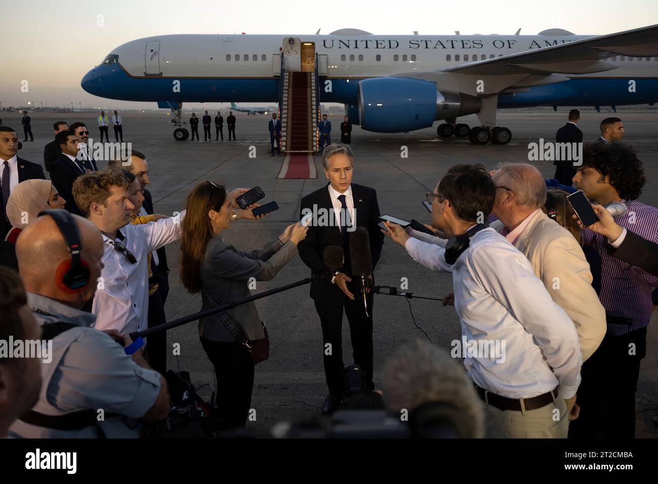 Außenministerin Antony J. Blinken spricht mit den Medien, bevor er Kairo am 15. Oktober 2023 auf dem Weg nach Jordanien verlässt. (Foto des Außenministeriums von Chuck Kennedy/Public Domain] Stockfoto