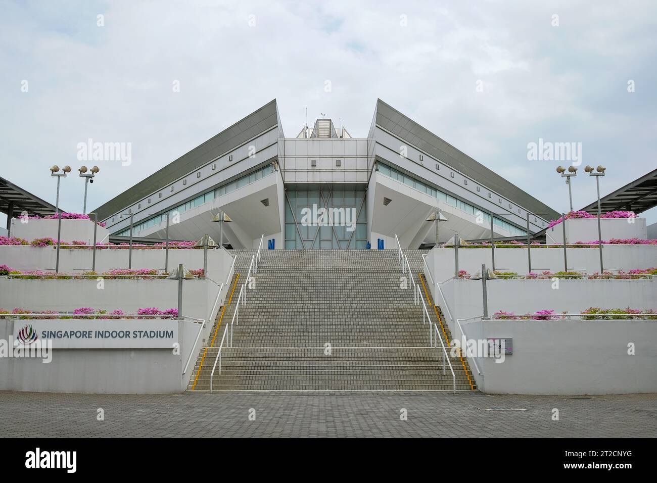 Nordeingang des Singapore Indoor Stadions mit einer natürlich belüfteten Struktur und einem Dach, das Sonnenlicht und tropische Hitze reflektiert Stockfoto
