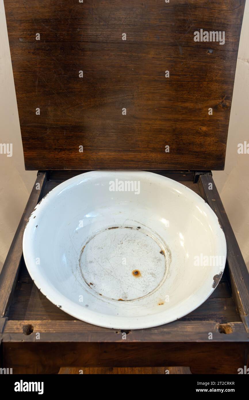 Eine alte Waschschale in einem historischen Tisch mit offenem Deckel Stockfoto
