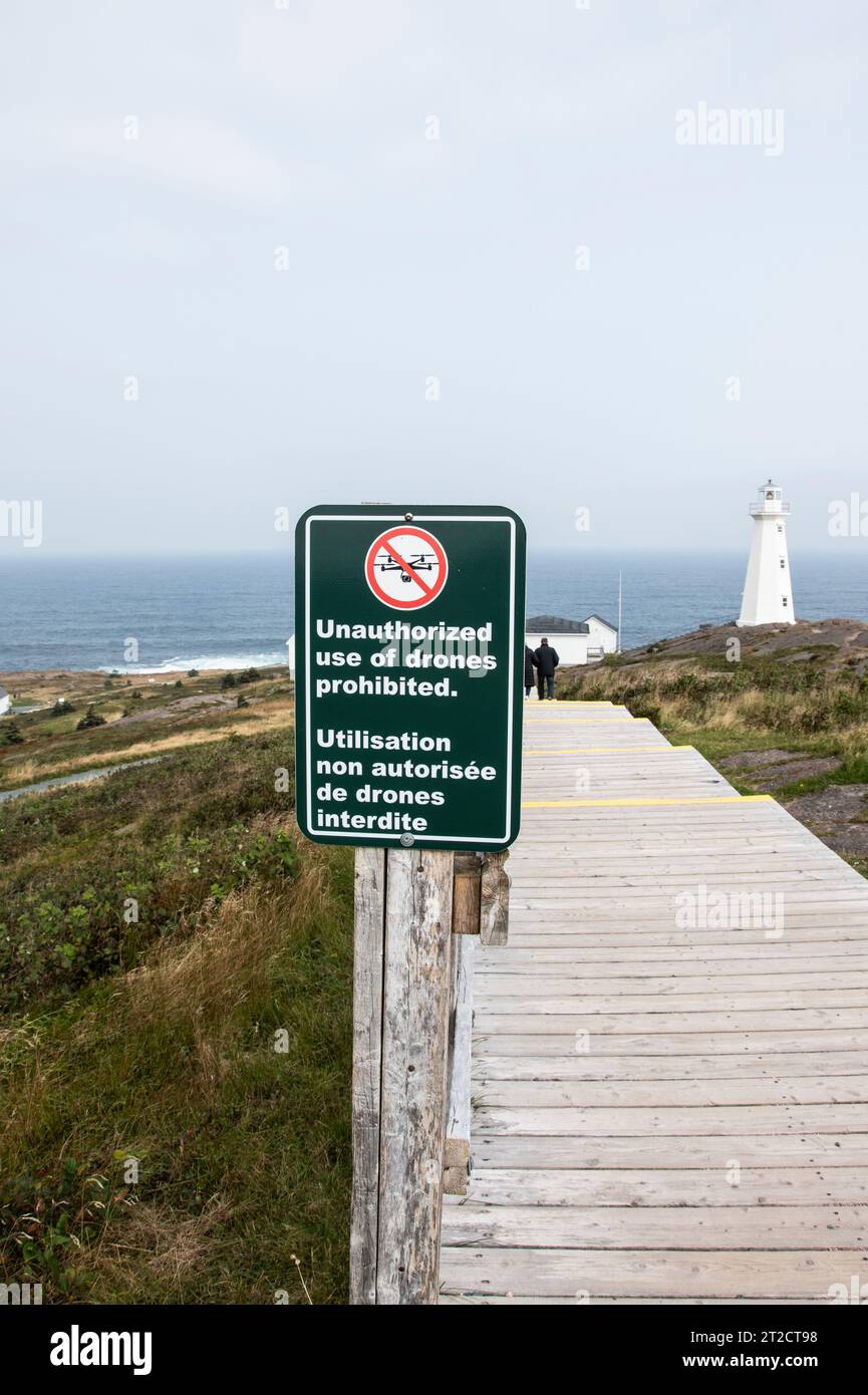 Unerlaubte Verwendung von Drohnen Verbotsschild an der Cape Spear Lighthouse National Historic Site in St. John's, Neufundland & Labrador, Kanada Stockfoto