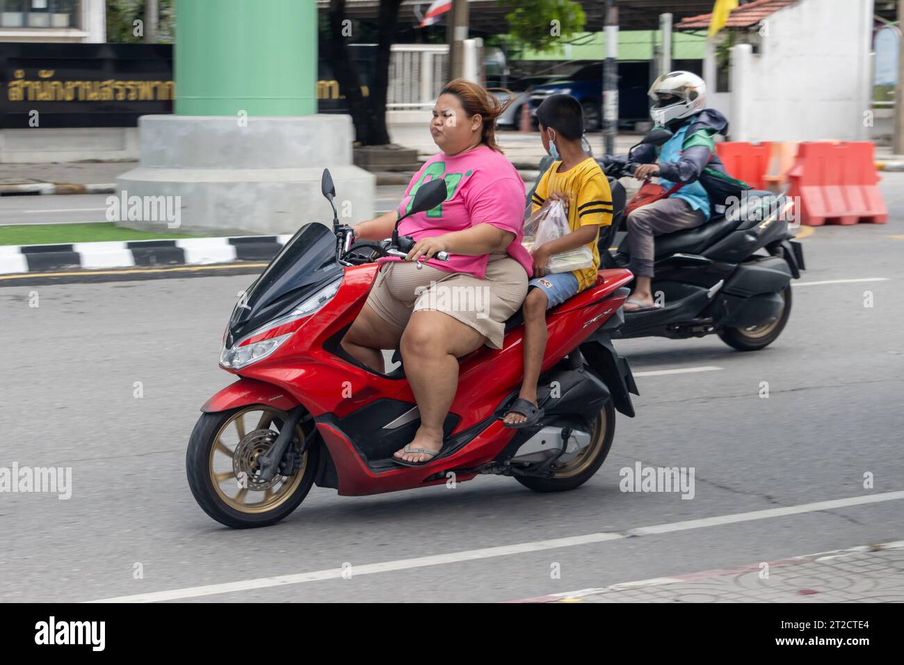 SAMUT PRAKAN, THAILAND, 11. Oktober 2023, Eine Frau fährt mit einem Jungen auf einem Motorrad. Stockfoto