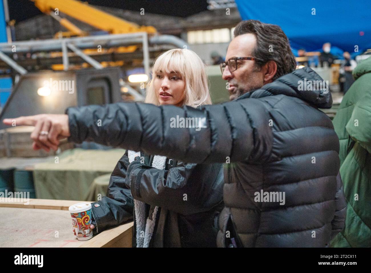 EXPEND4BLES (auch bekannt als THE EXPENDABLES 4), von links: Levy Tran, Regisseur Scott Waugh, am Set, 2023. ph: Yana Blajeva /© Lionsgate / mit freundlicher Genehmigung der Everett Collection Stockfoto