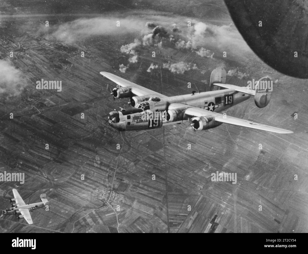 Bombardierung der Herman Göring Stahlwerke in Linz durch die Consolidated B-24 'Liberators' der 15Th Air Force. 451St Bomb Group Stockfoto