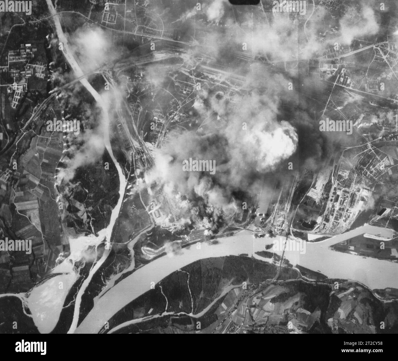 Nach Einem erfolgreichen Bombenangriff von Flugzeugen der 456Th Bomb Group, 747Th Bomb Squadron am 25. Juli 1944 strömt starker Rauch aus dem Herman Göring Stahlwerk in Linz Stockfoto