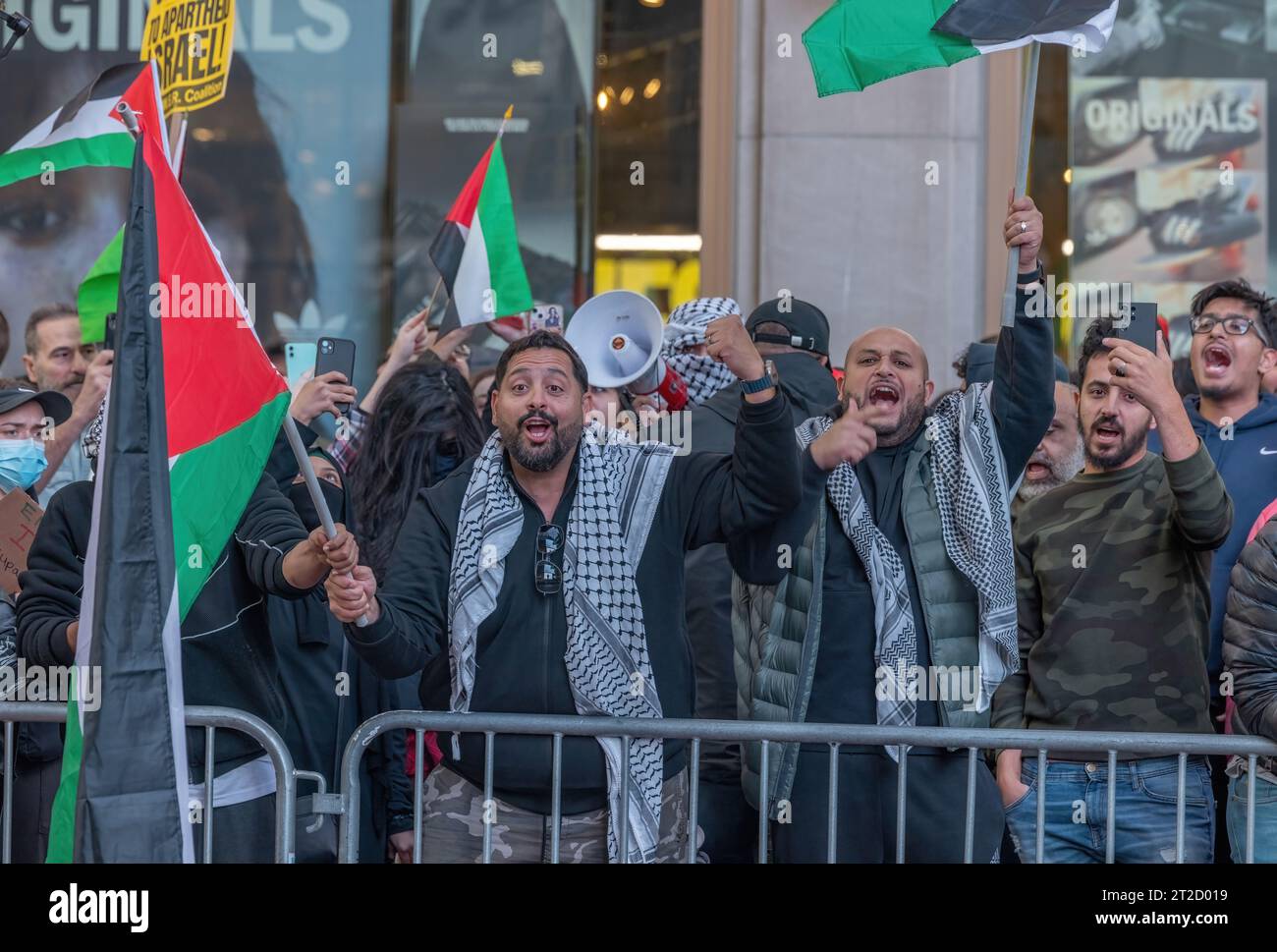 NEW YORK, New YORK – 13. Oktober 2023: Pro-palästinensische Demonstranten demonstrieren während eines Protestes in Manhattan. Stockfoto