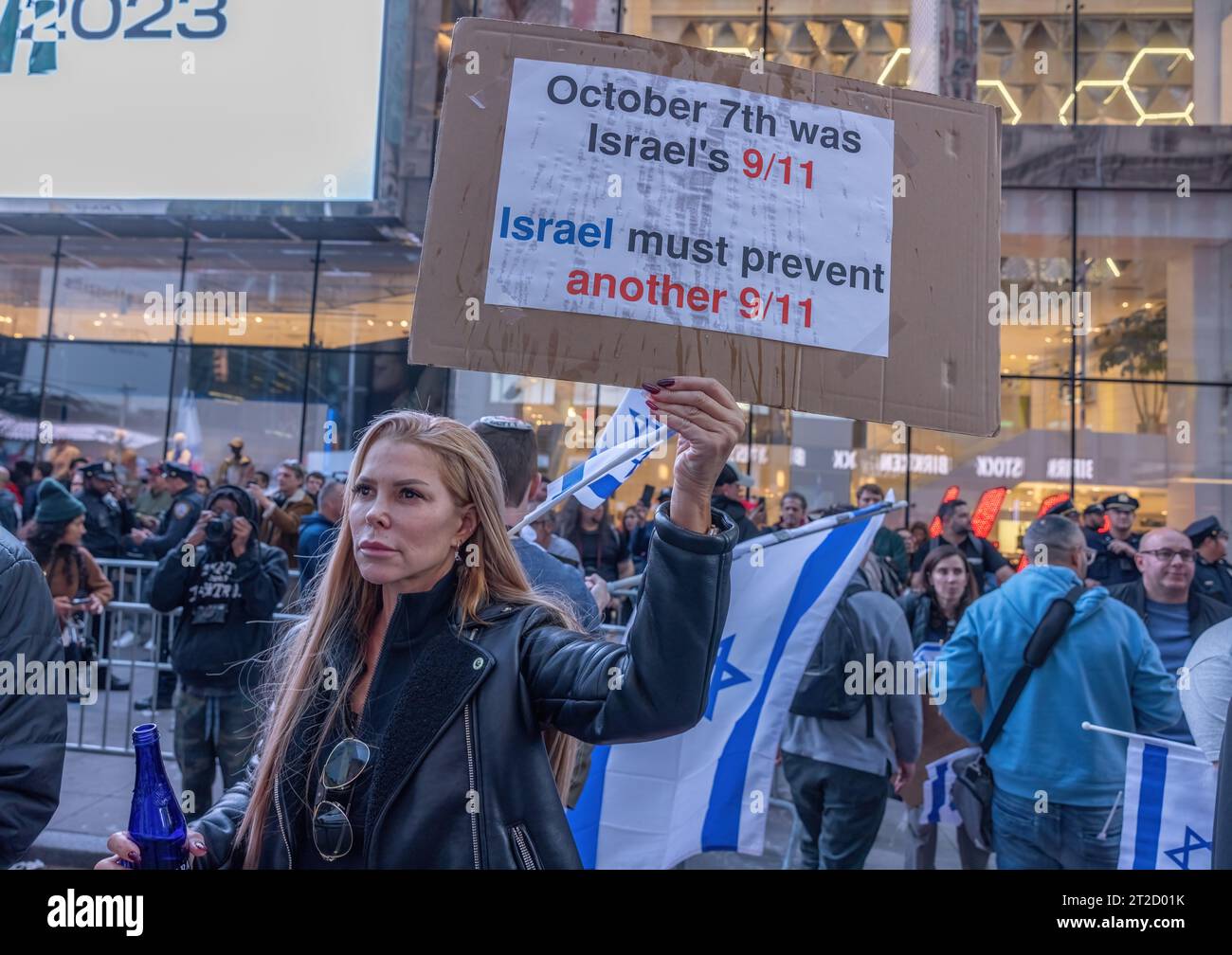 NEW YORK, New YORK – 13. Oktober 2023: Pro-israelische Demonstranten und andere werden während eines Protestes in Manhattan gesehen. Stockfoto