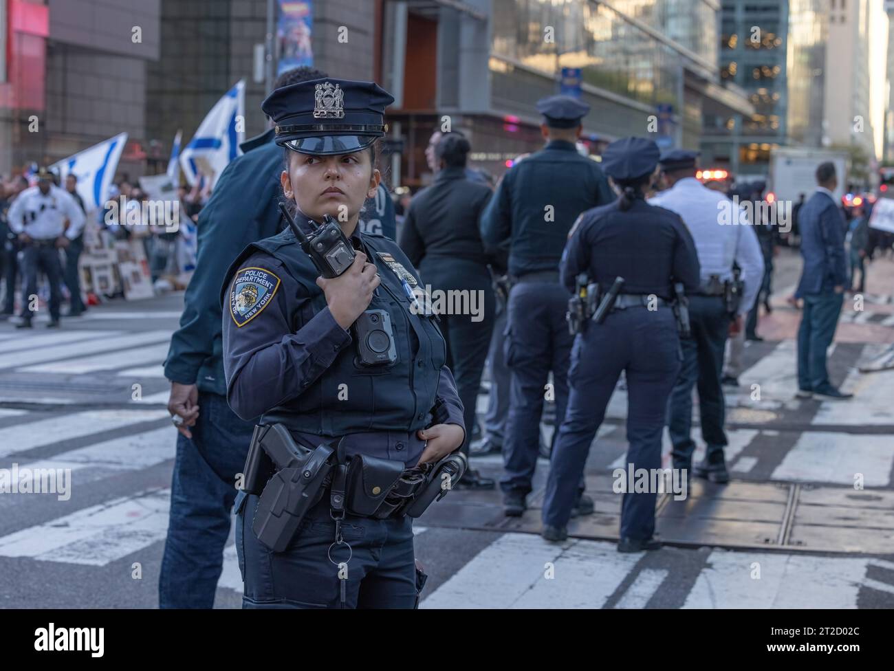 NEW YORK, New YORK – 13. Oktober 2023: New York City Polizisten werden während pro-israelischer und pro-palästinensischer Demonstrationen in Manhattan gesehen. Stockfoto