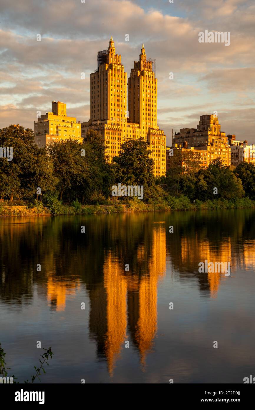 New York, NY - USA - 11. Okt. 2023 Vertikaler Blick auf das ikonische Art déco El Dorado, ein 30-stöckiges Appartementgebäude mit zwei Türmen auf dem Central Par Stockfoto