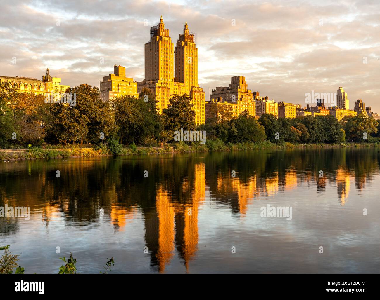 New York, NY - USA - 11. Oktober 2023 Landschaftsblick auf das berühmte Art déco El Dorado, ein 30-stöckiges Wohnhaus mit Twin-Türmen auf Central Pa Stockfoto