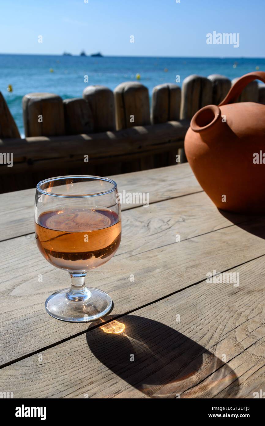 Sommerparty in der Provence, ein Glas Rosenwein auf der Barterrasse Pampelonne Sandstrand nahe Saint-Tropez an sonnigen Tagen, Departement Var, Frankreich Stockfoto